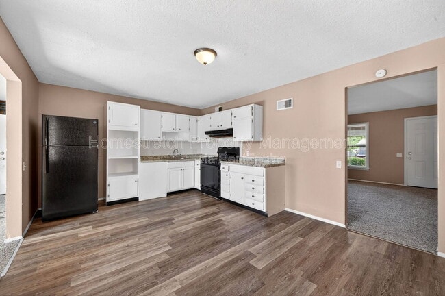 Building Photo - 1310 Petite Dr