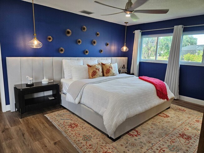 Building Photo - Annual Rental or 6+ month option - FURNISHED HEATED POOL HOME. Gorgeous 3 Bedroom, 3 Bath, 2 Car ...