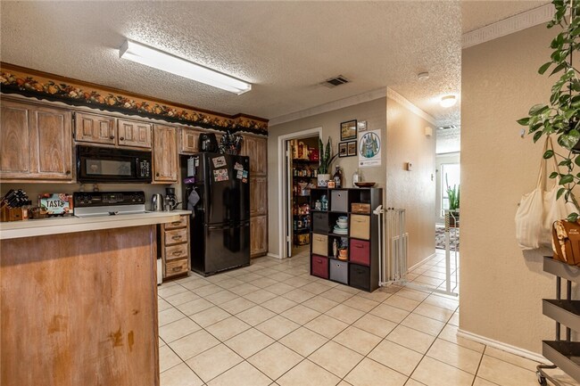 Building Photo - 2 Bd / 2 Ba Townhome Minutes Away From Campus & Downtown!