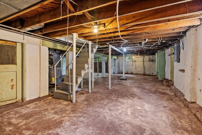 Building Photo - Beautiful Historic 4 Bedroom 2 Bathroom Home