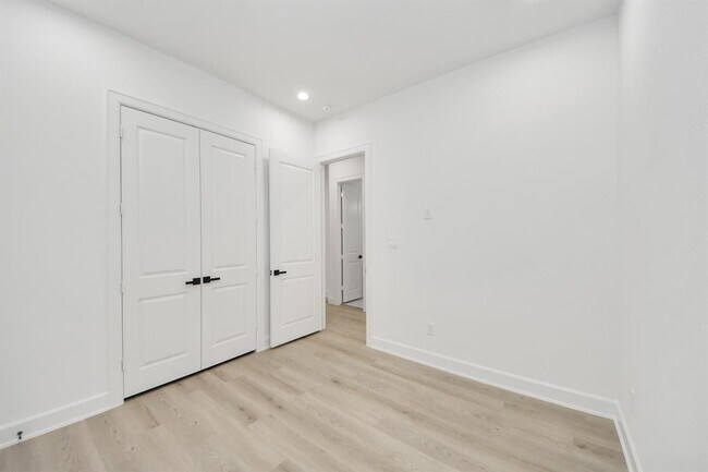 Building Photo - 5137 Pederson St