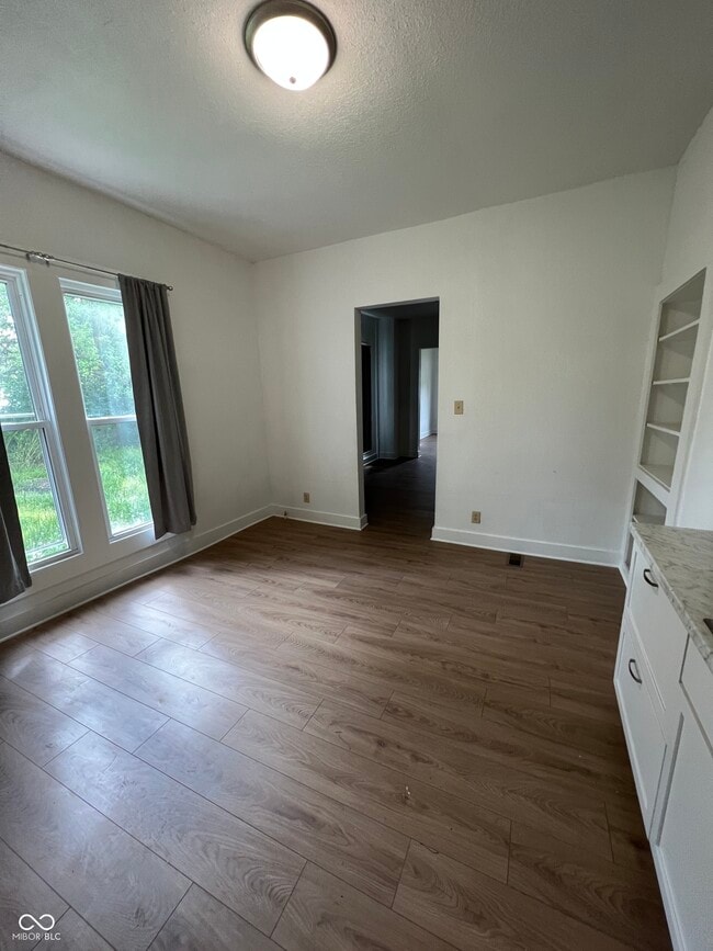 Building Photo - 730 W 9th St