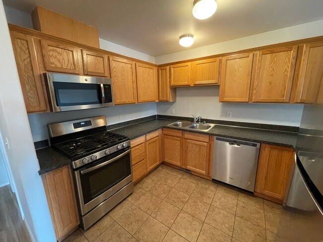 Building Photo - Amazing 3 Bedroom Condo with Garage and Vi...