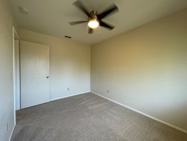 Building Photo - Spacious & Bright 3-Bedroom, 2 and 1/2 Bat...