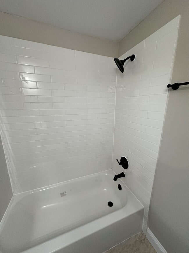 Building Photo - **4/2 BR Single Family home : Available Now