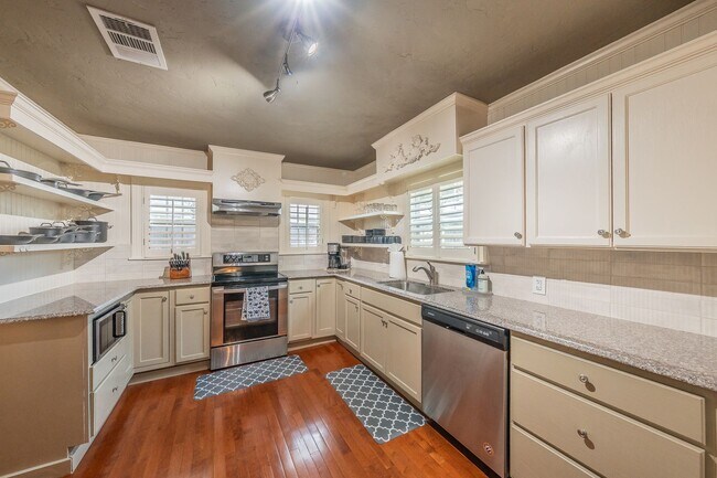 Building Photo - 2157 W Lotus Ave