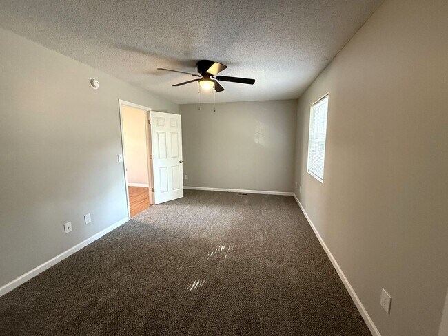 Building Photo - 1 Bedroom / 1.5 Bath with Garage in Gray, TN!