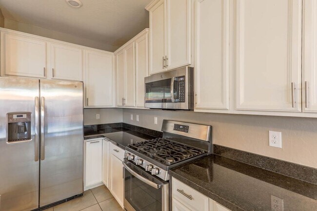 Building Photo - Beautiful Mountains Edge 3 Bedroom Townhome