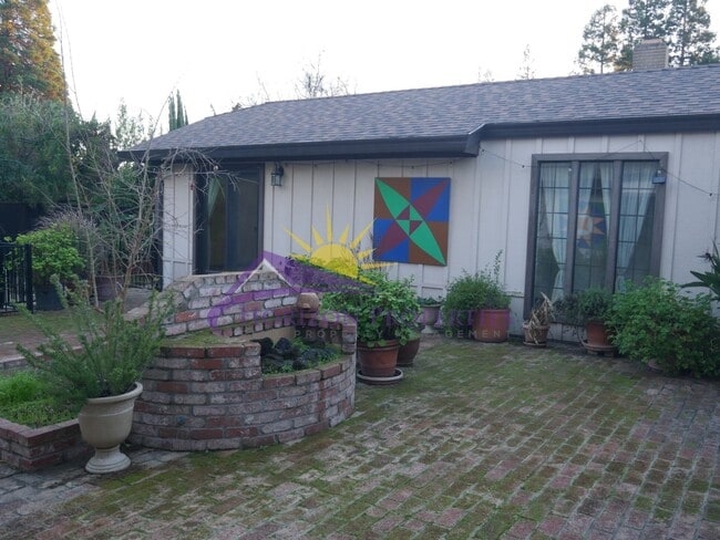 Building Photo - Spacious 4 Bed 4 Bath 2,954sqft Single Family Home in Carmichael