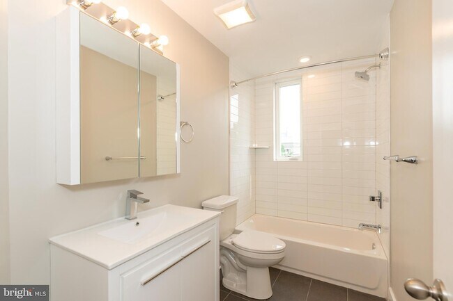 Building Photo - 2220-28 Master St