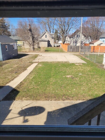 Private back yard with parking pad - 819 Hawthorne Ave