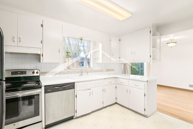 Building Photo - Spacious Duplex with Central AC and Washer...