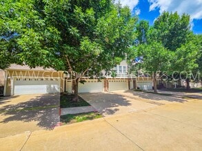 Building Photo - 2 Bedroom, 2.5 Bath Townhome in Urbandale with an attached two car garage.