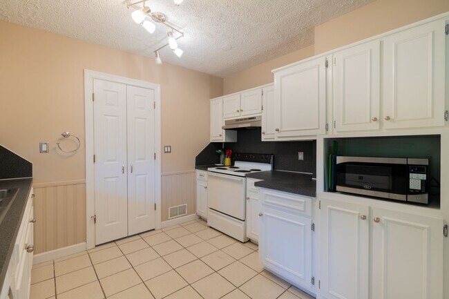 Building Photo - Furnished Midtown 4 Bedroom/2 Bath Home, C...