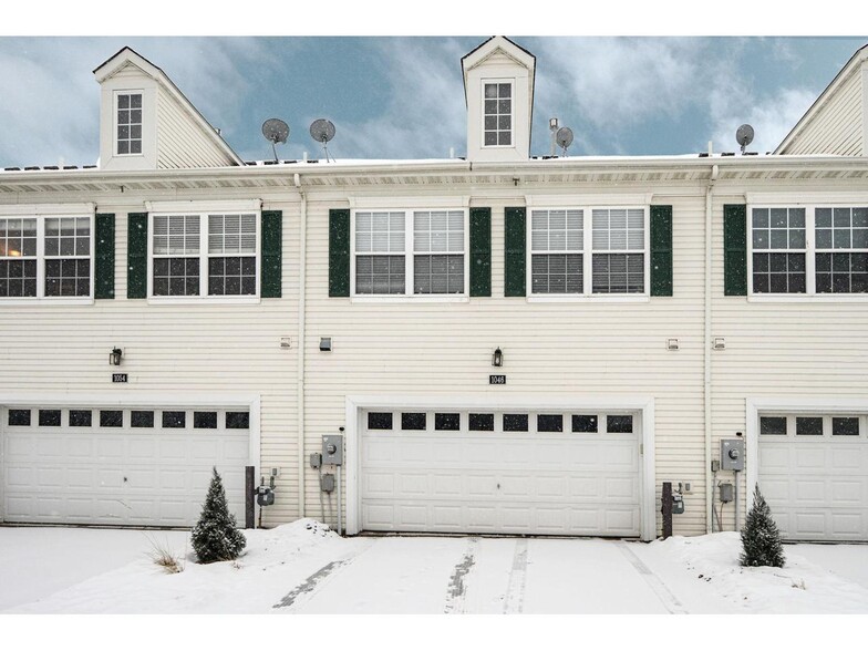 Building Photo - 1046 Providence Dr