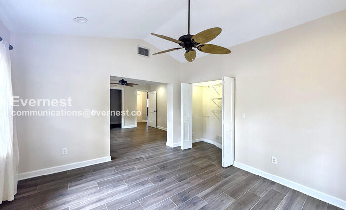 Building Photo - 111 Carlyle Dr