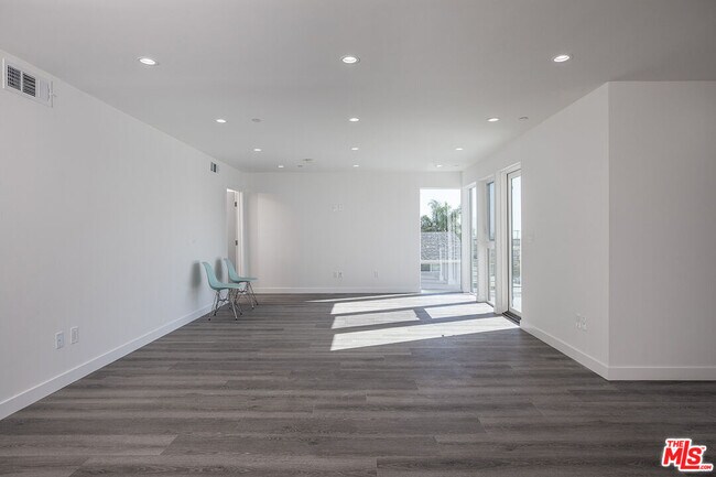Building Photo - 1434 W 9th St