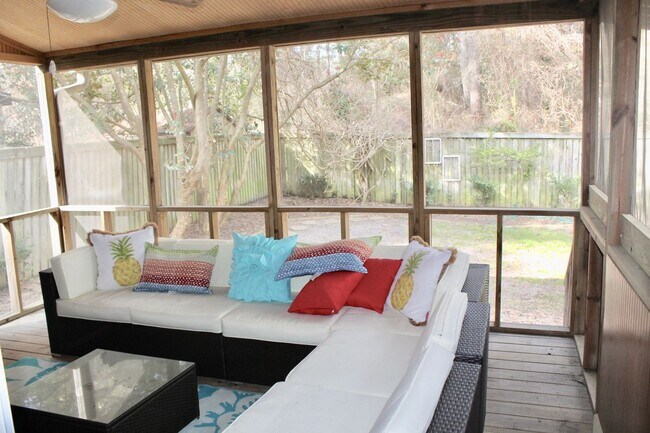 Building Photo - Spacious, Open Floor Plan at the end of 81st Street on the State Park!