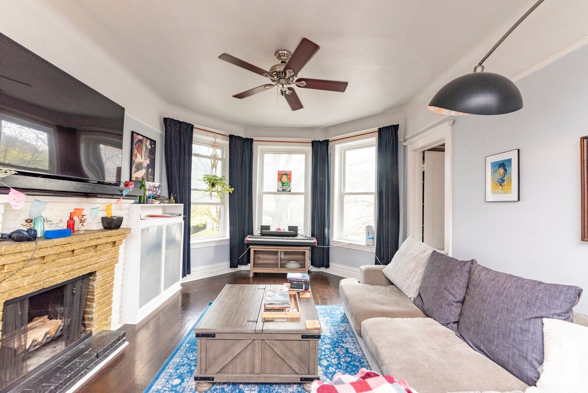 Building Photo - 842 W Waveland Ave