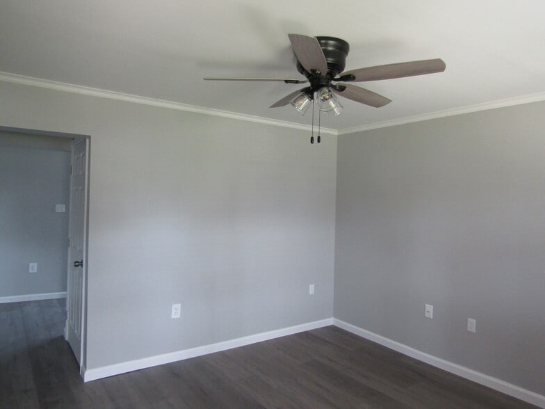 Living Room - 152 Butler St