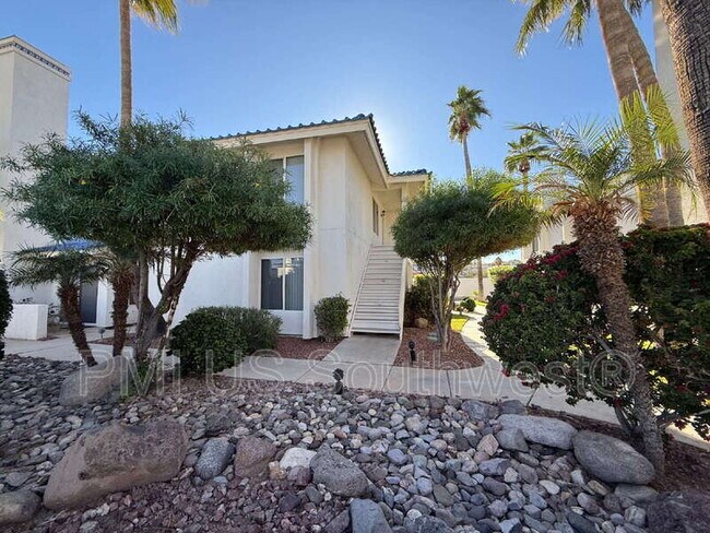 Building Photo - 1800 Club House Dr