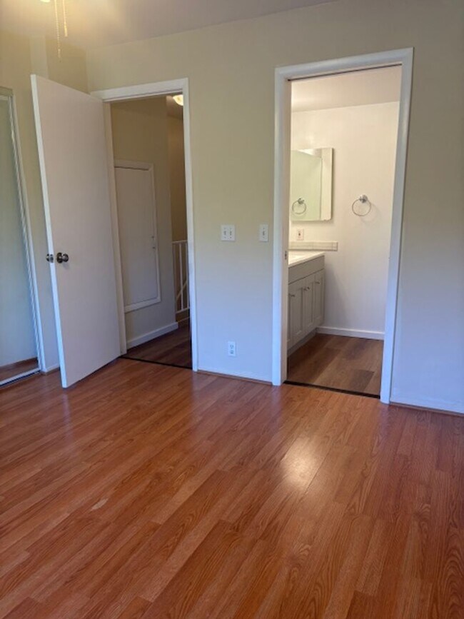 Building Photo - 3 Bedroom / 3 Bath Condo with Ocean Views