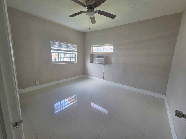 Building Photo - 5590 NW 6th Pl