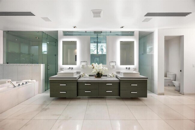 Building Photo - 300 Royal Plaza Dr