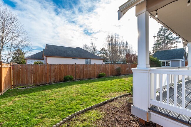 Building Photo - Modern 3 Bed 2 Bath Corner Home ** First M...