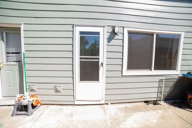 Building Photo - Townhome with Fresh Updates!!