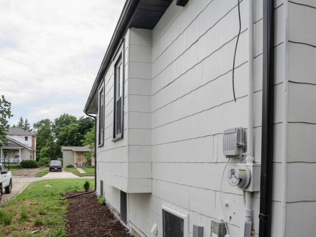 Building Photo - 523 S Monterey Ave