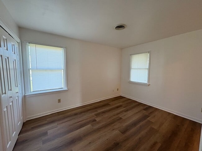 Building Photo - Single Level Half Duplex w/ Garage