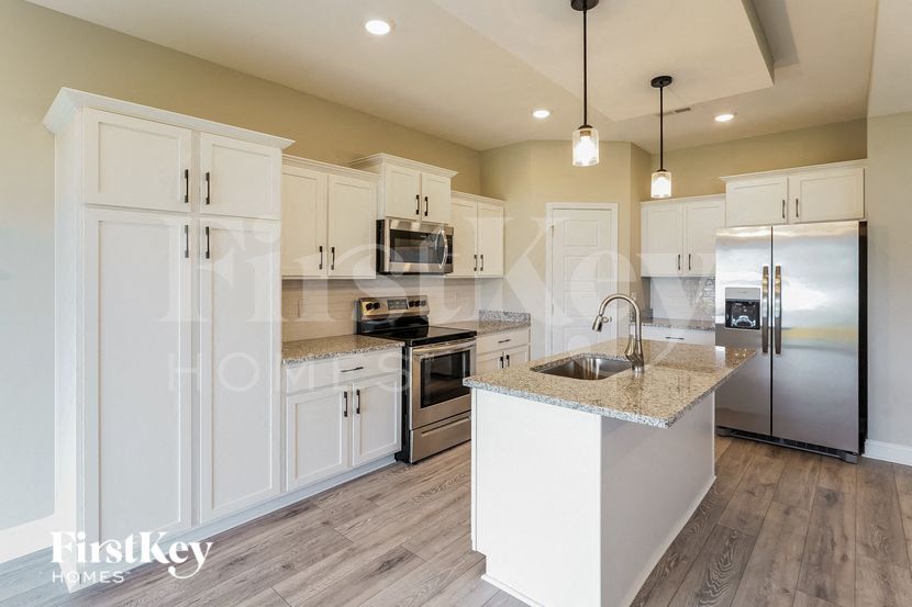 Building Photo - 623 Alvin Rd