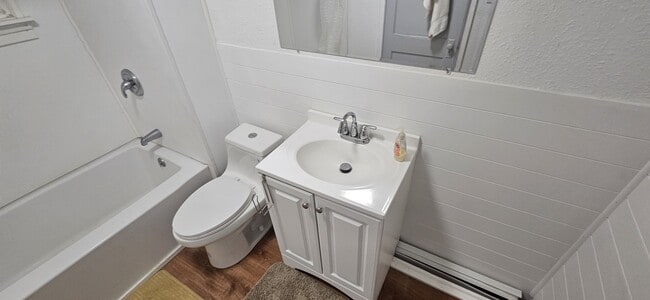 Building Photo - 1015 Pine Ave