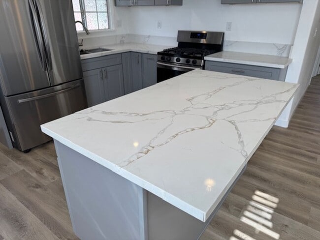 Building Photo - Beautiful 3 bedroom 2 bath HOME... no expenses spared!  Washer/Dryer... A/C Splitters... on a sle...