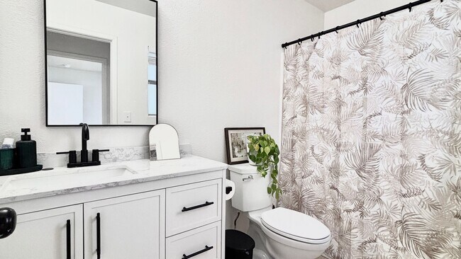 Building Photo - Fantastic 4 bedroom home with a 1 car garage and driveway space for additional car! Backyard and ...