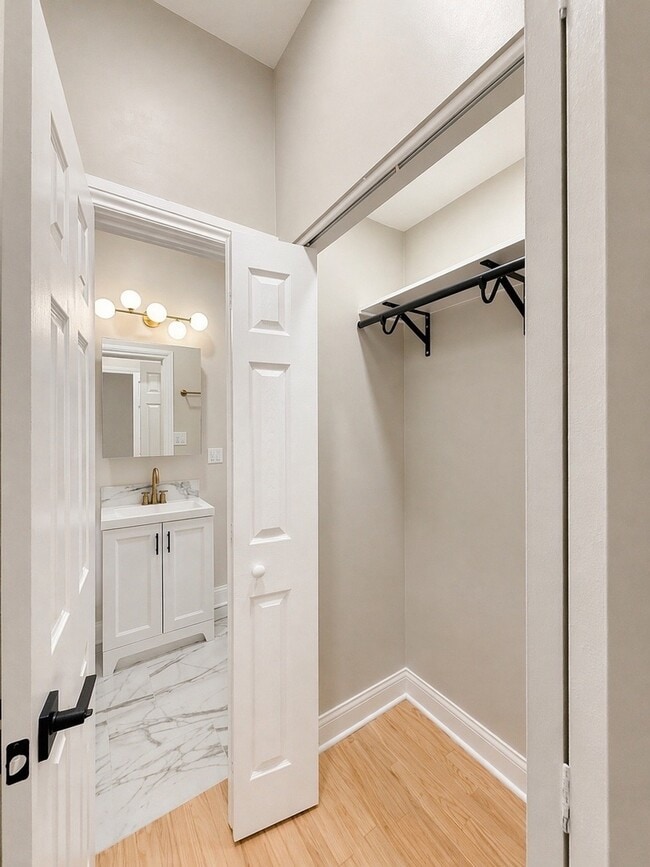 Building Photo - 1014 W George St