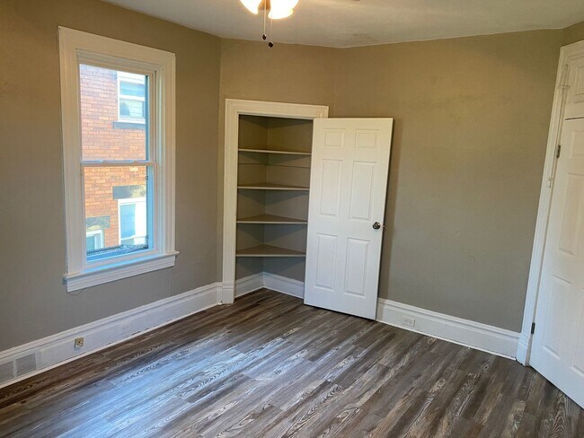 Building Photo - Gorgeous 1 and 2 bedroom apartments for re...