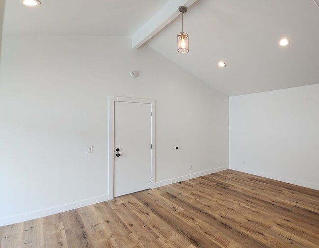 Building Photo - Updated and spacious single-story house on...