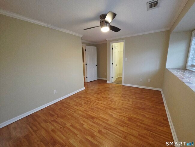 Building Photo - 12 W Meadow Ln