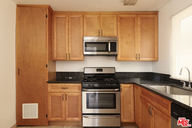 Building Photo - 5516 1/2 Cahuenga Blvd