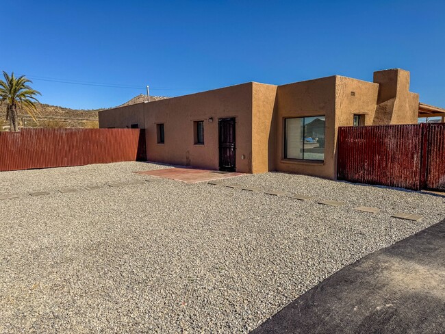 Building Photo - "Charming 2-Bed Oasis in Tucson's Heart – ...