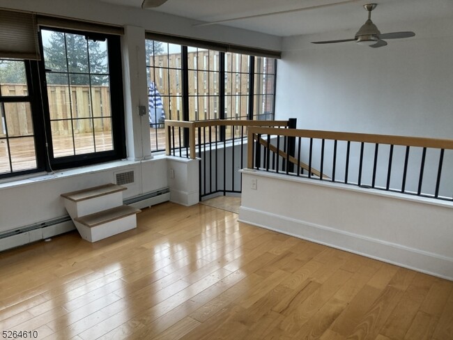 Building Photo - 988 Johnson Pl