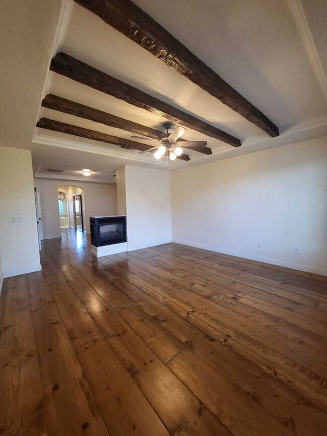 Building Photo - Absolutely Gorgeous 4BD / 3BA Home with Pool in Quiet Neighborhood