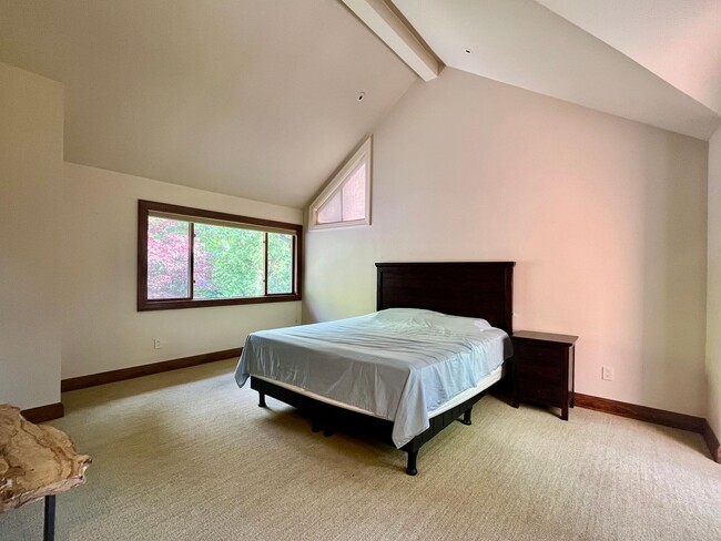 Building Photo - Luxury Estate Retreat in the Heart of Samm...