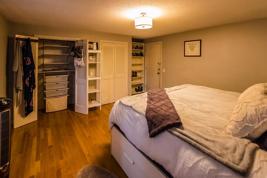 Building Photo - 172 River St