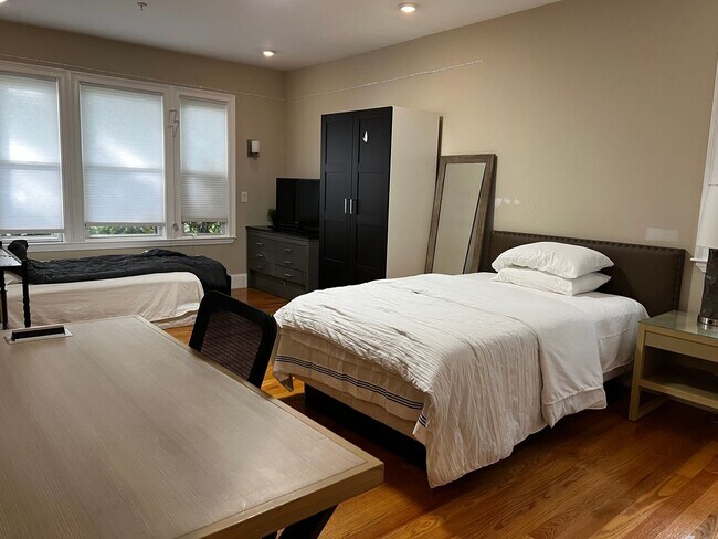 Building Photo - Massive Brighton 8 Bed / 9 Bath House in the 1700 block of Comm Ave!!!! Students Welcome. Avail 9...