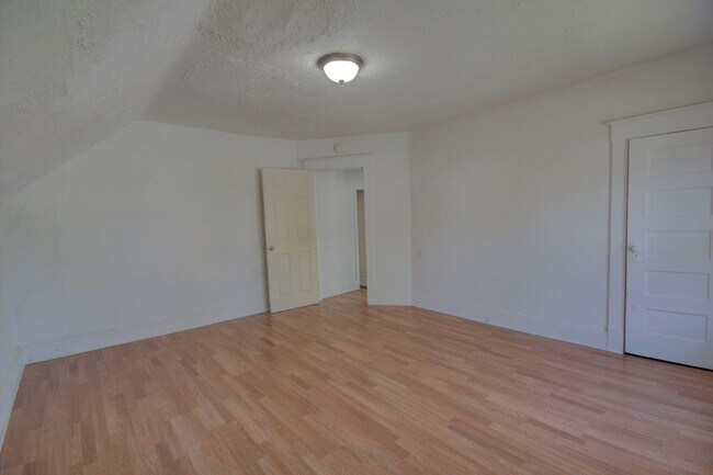 Building Photo - 2 Bed Home