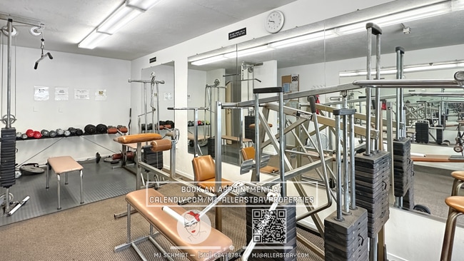 Building Photo - Bright 1 bed/1 bath located in the heart of Rockridge includes water, garbage, 1 parking!