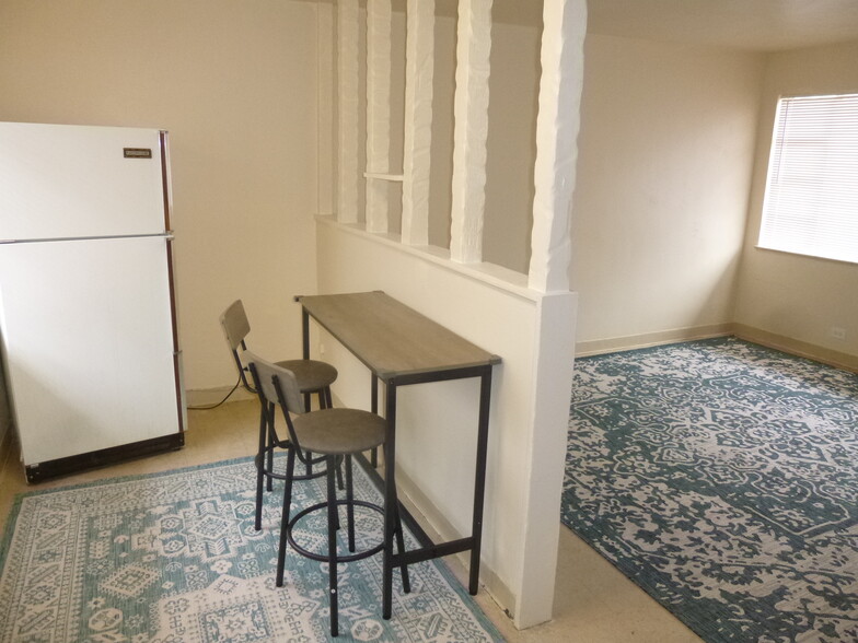 Kitchen eating area - 1929 S Elati St
